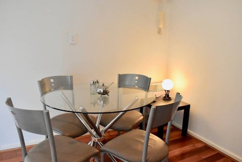 Cosy 1 Bedroom Apartment In Trendy Northcote - Accommodation Adelaide 6