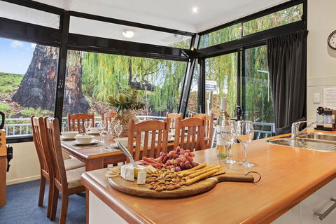 Boats And Bedzzz Houseboat Stays & Renmark River Villas - Accommodation Adelaide 4