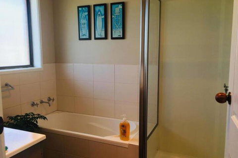 QUEEN BEDROOM FRIENDLY HOME PORTLAND - Accommodation Adelaide 3