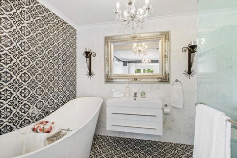 SUNNYDELL - Accommodation Adelaide 4