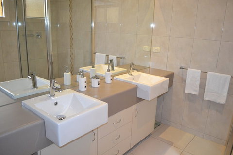 Cypress Drive Townhouse - Accommodation Adelaide 6