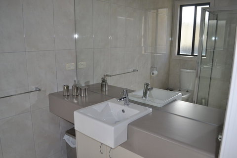 Cypress Drive Townhouse - Accommodation Adelaide 1