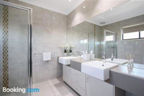 Cypress Townhouse 23 Suite - Accommodation Adelaide 3