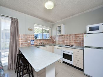 Shoal Towers Unit 2 / 11 Shoal Bay Road - Accommodation Adelaide 2