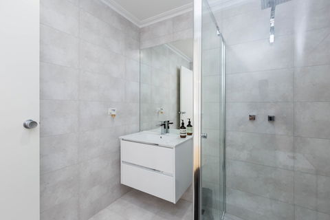 ROLAND, 1BDR Melbourne Apartment - Accommodation Adelaide 6