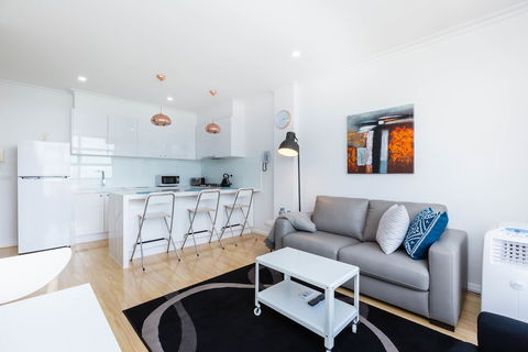 ROLAND, 1BDR Melbourne Apartment - Accommodation Adelaide 3
