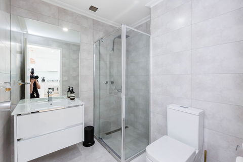 ROLAND, 1BDR Melbourne Apartment - Accommodation Adelaide 5
