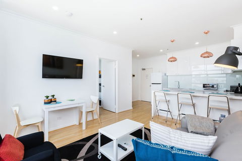 ROLAND, 1BDR Melbourne Apartment - Accommodation Adelaide 0