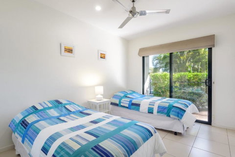 Unit 1 Rainbow Surf Modern Two Storey Townhouse With Large Shared Pool Close To Beach & Shop - Accommodation Adelaide 6