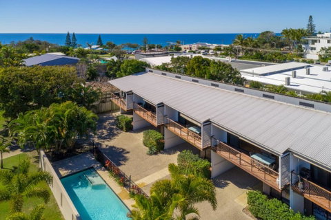 Unit 1 Rainbow Surf Modern Two Storey Townhouse With Large Shared Pool Close To Beach & Shop - Accommodation Adelaide 1