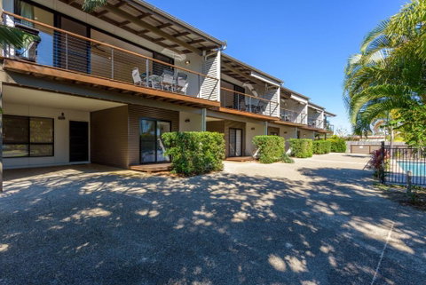 Unit 1 Rainbow Surf Modern Two Storey Townhouse With Large Shared Pool Close To Beach & Shop - Accommodation Adelaide 3