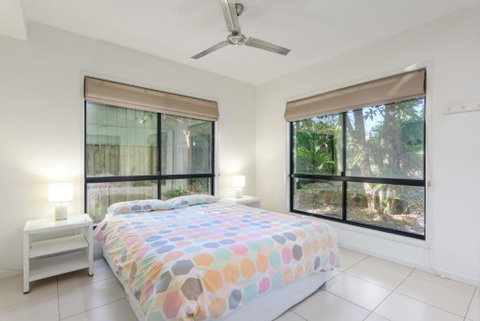 Unit 1 Rainbow Surf Modern Two Storey Townhouse With Large Shared Pool Close To Beach & Shop - Accommodation Adelaide 5