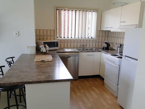 3 / 4 Victor Parade Great Townhouse & Walk To The Beach - Accommodation Adelaide 5