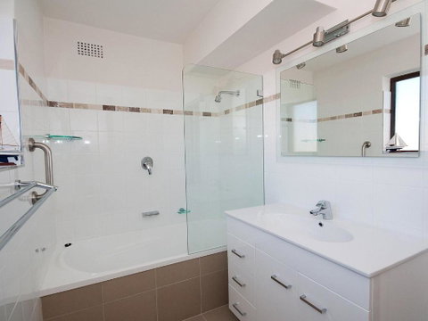 15 Intrepid 3 Intrepid Close Right On The Beachfront - Accommodation Adelaide 3