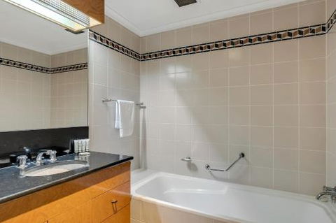 DREAM HARBOUR VIEW 2 BRM / GYM POOL & PARKING - Accommodation Adelaide 1