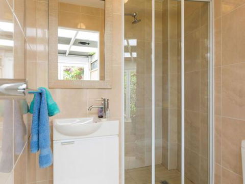 SORRENTO LAKESIDE Sanctuary Point 4pm Check Out Sundays - Accommodation Adelaide 4