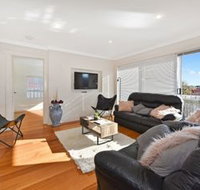 Spacious  Bright 4 Bedroom Home - Accommodation Adelaide