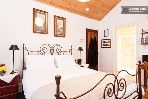 Stones Throw Cottage Bed & Breakfast - Accommodation Adelaide 2