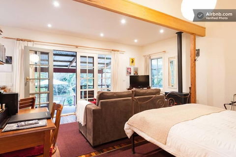 Stones Throw Cottage Bed & Breakfast - Accommodation Adelaide 3