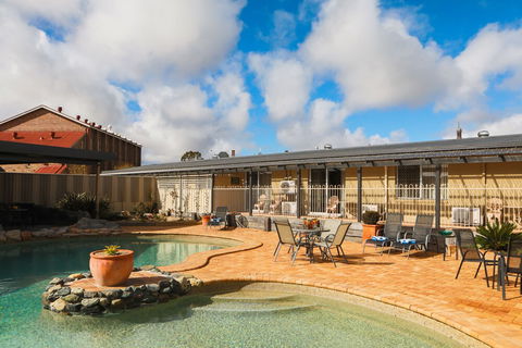 New England Motor Lodge - Accommodation Adelaide 1