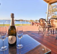 Lakefront Simplicity - Accommodation Adelaide