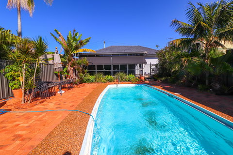 Watering Hole Tavern - Accommodation Adelaide 0