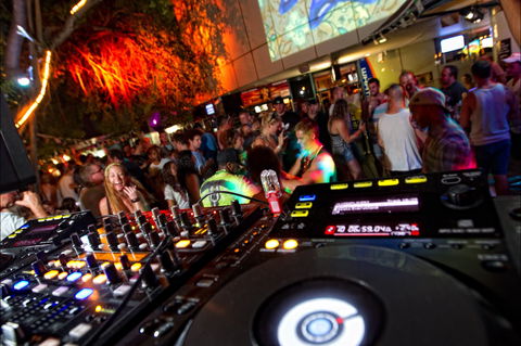 The Deck Bar - Accommodation Adelaide 1