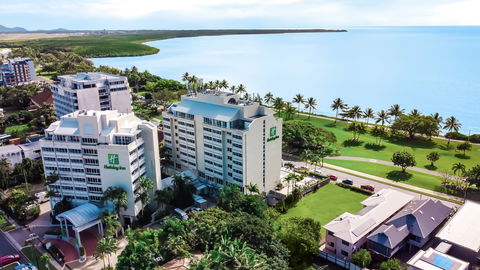 Holiday Inn Cairns Harbourside - Accommodation Adelaide 2