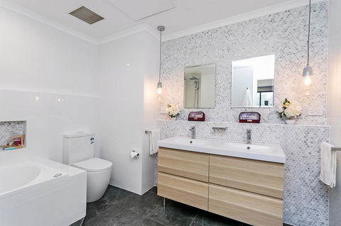 Heart Of Glenelg BnB - Accommodation Adelaide 3