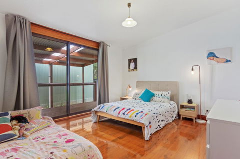 The Log Cabin - 47 Jetty Road - Accommodation Adelaide 11