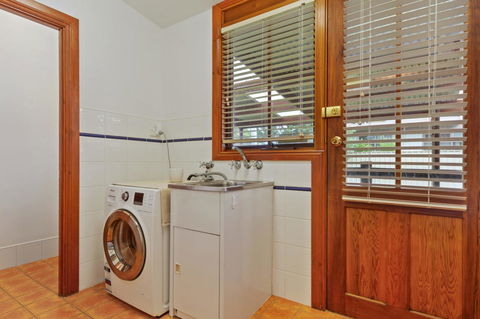 The Log Cabin - 47 Jetty Road - Accommodation Adelaide 7
