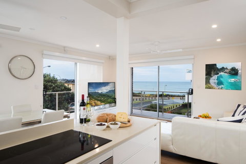 Stylish 3 Bedroom Beachview Apartment - Accommodation Adelaide 5