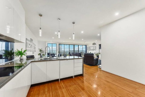 BENGALEE EXECUTIVE TOWNHOUSE- MODERN & STYLISH - Accommodation Adelaide 7