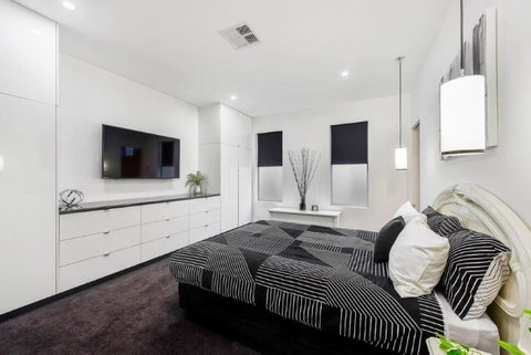 BENGALEE EXECUTIVE TOWNHOUSE- MODERN & STYLISH - Accommodation Adelaide 11