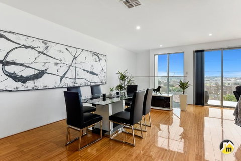 BENGALEE EXECUTIVE TOWNHOUSE- MODERN & STYLISH - Accommodation Adelaide 13