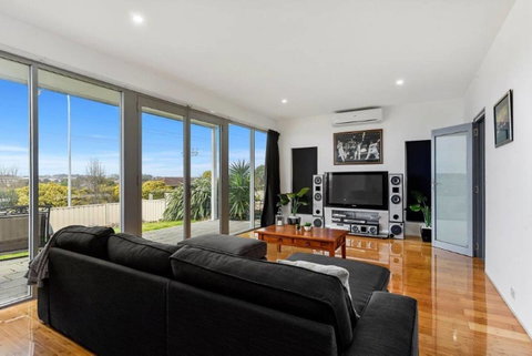 BENGALEE EXECUTIVE TOWNHOUSE- MODERN & STYLISH - Accommodation Adelaide 6