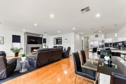BENGALEE EXECUTIVE TOWNHOUSE- MODERN & STYLISH - Accommodation Adelaide 3