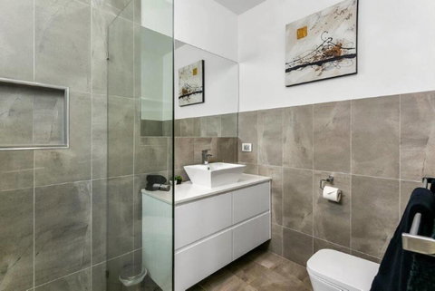 BENGALEE EXECUTIVE TOWNHOUSE- MODERN & STYLISH - Accommodation Adelaide 14