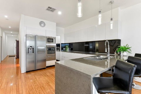 BENGALEE EXECUTIVE TOWNHOUSE- MODERN & STYLISH - Accommodation Adelaide 4