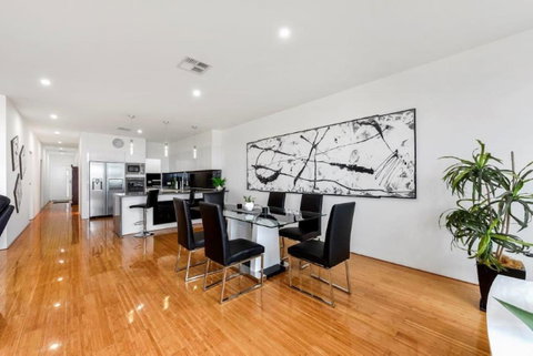BENGALEE EXECUTIVE TOWNHOUSE- MODERN & STYLISH - Accommodation Adelaide 12