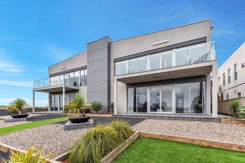 BENGALEE EXECUTIVE TOWNHOUSE- MODERN & STYLISH - Accommodation Adelaide 1