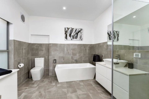 BENGALEE EXECUTIVE TOWNHOUSE- MODERN & STYLISH - Accommodation Adelaide 8