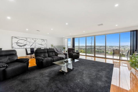 BENGALEE EXECUTIVE TOWNHOUSE- MODERN & STYLISH - Accommodation Adelaide 0