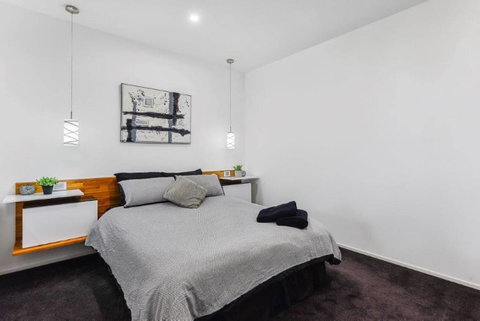 BENGALEE EXECUTIVE TOWNHOUSE- MODERN & STYLISH - Accommodation Adelaide 9