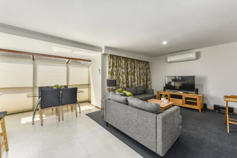 City Four Apartment - Accommodation Adelaide 2