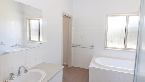 Golfers Paradise (18th Tee) - 52 Huntingdale Drive - Accommodation Adelaide 3