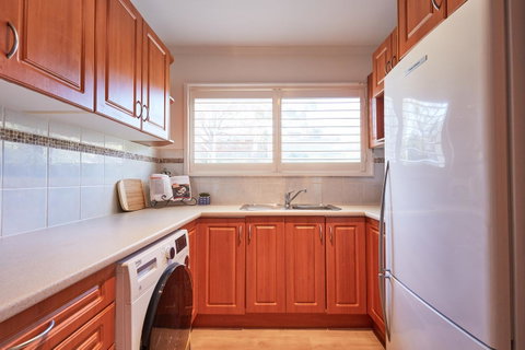 Bright And Spacious Family Home With Leafy Deck - Accommodation Adelaide 18