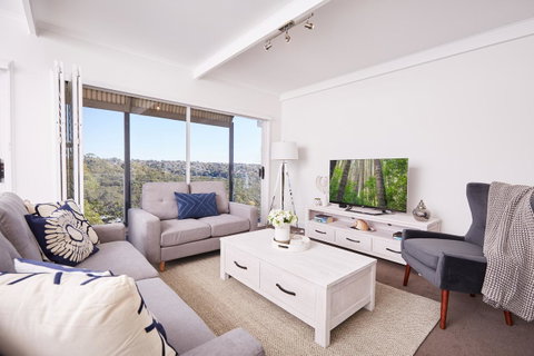 Bright And Spacious Family Home With Leafy Deck - Accommodation Adelaide 3