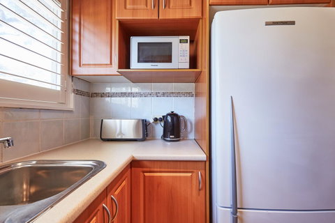 Bright And Spacious Family Home With Leafy Deck - Accommodation Adelaide 19