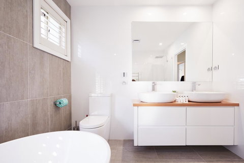 Bright And Spacious Family Home With Leafy Deck - Accommodation Adelaide 11